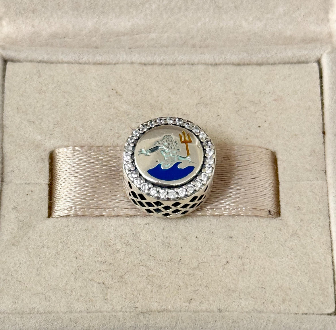 Pandora Virginia Beach Neptune Poseidon State Exclusive vacation Round signet Charm