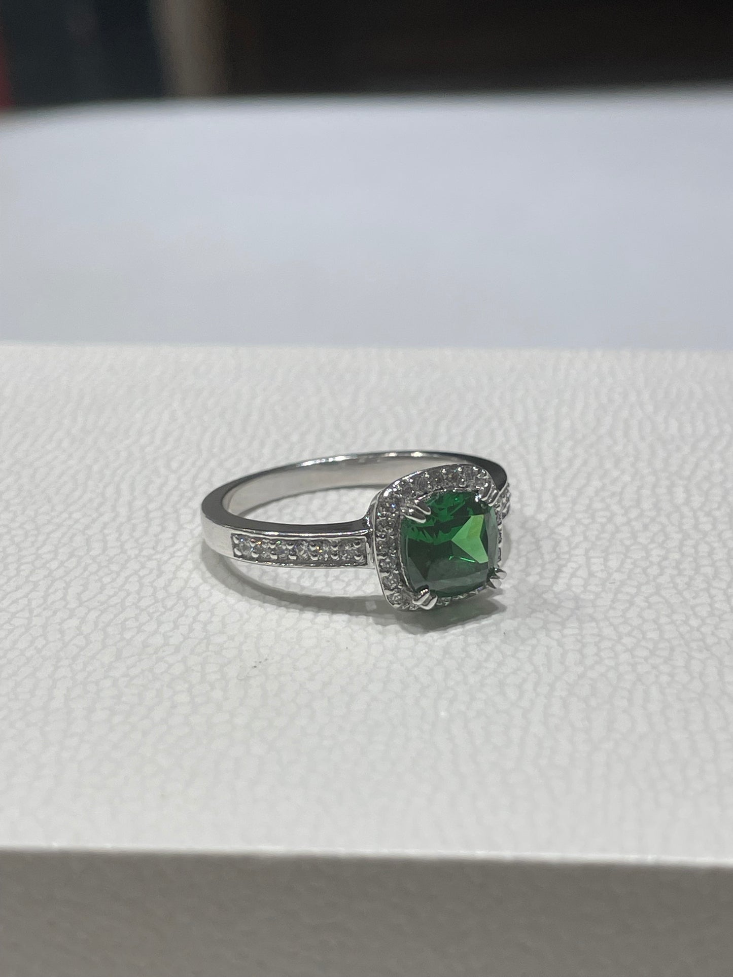 925 Sterling Silver Green Zirconia Elegant Embrace Statement Ring Size 10.5