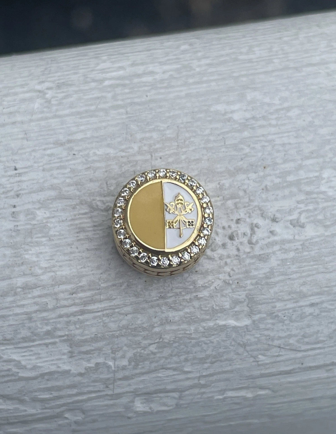 Pandora Vatican Exclusive Flag Shine Gold Round Signet Travel Charm