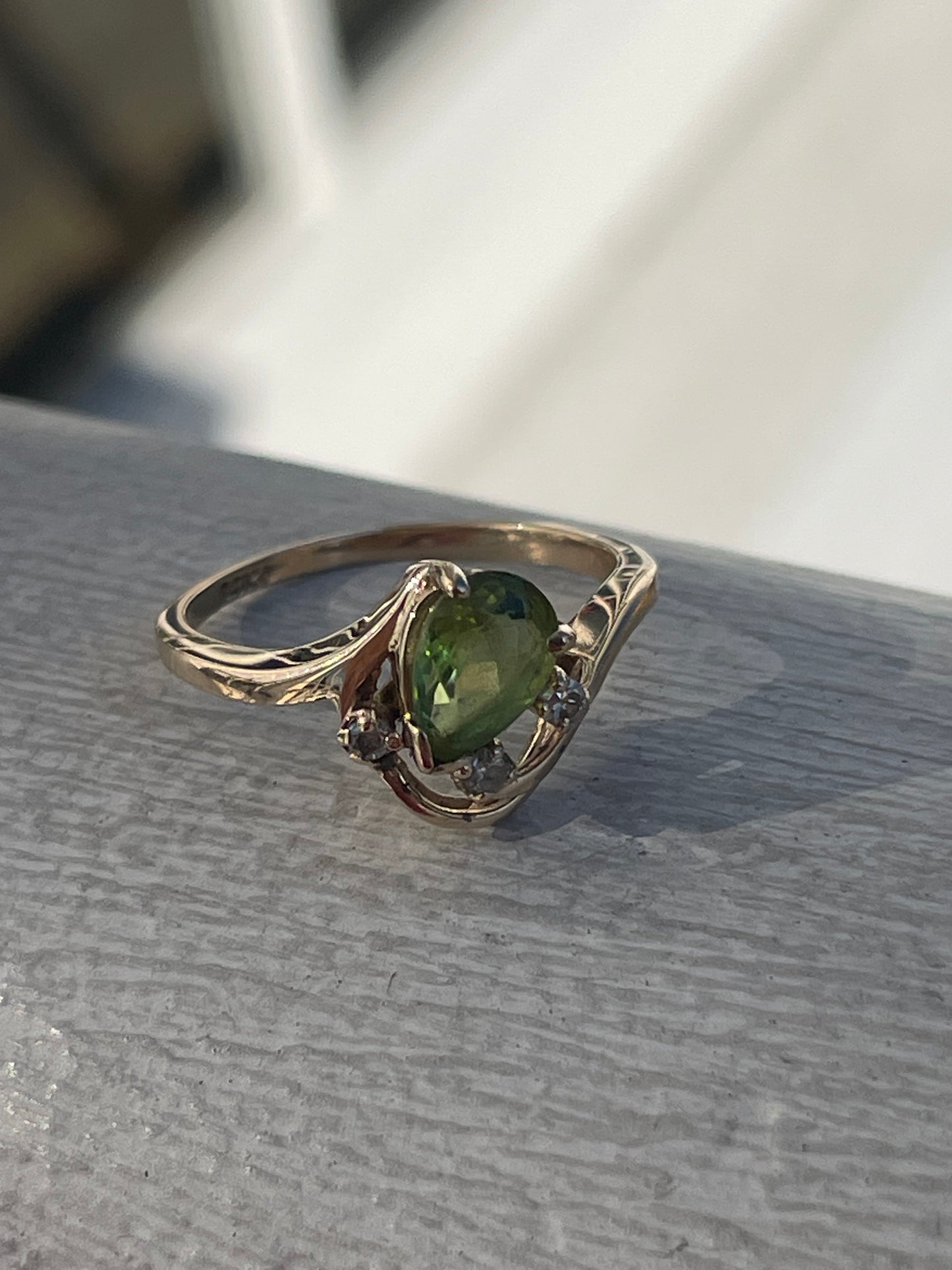 14k Gold Pear Shape Peridot & Diamond Ring Size 6
