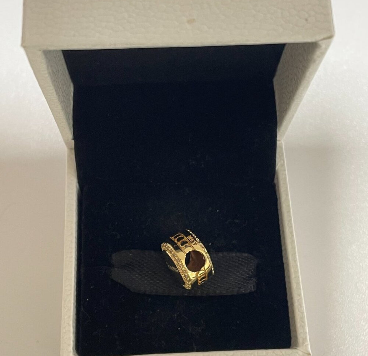 Pandora Country of Switzerland Exclusive Shine Gold Round Signet Flag Charm