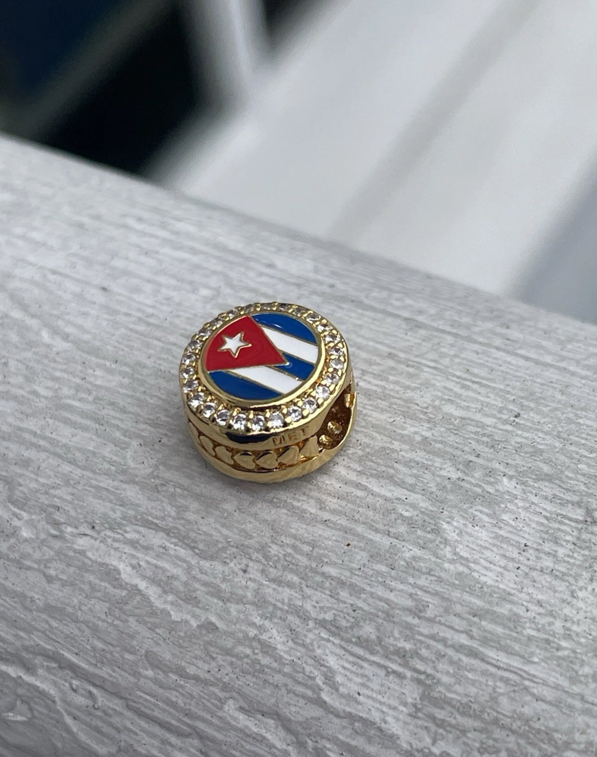 Pandora Country of Cuba Exclusive Round Signet Flag Gold Shine Charm
