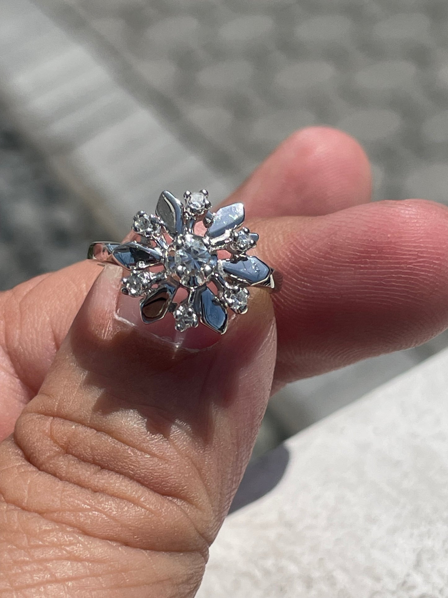 18k White Gold Snowflake / Flower Diamond Ring Size 6