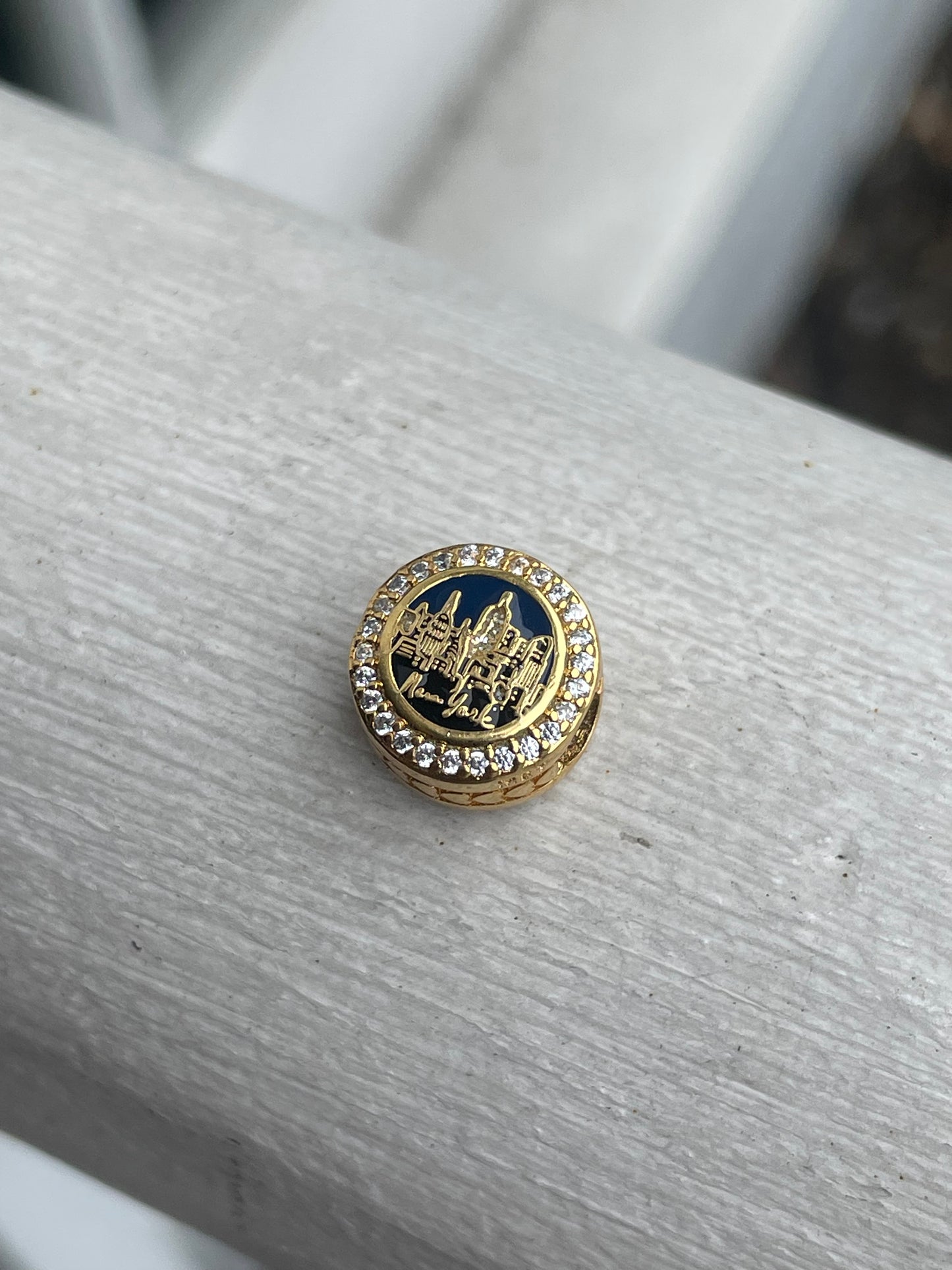 Pandora New York City
Exclusive The City That Never Sleeps Shine Gold Signet Travel Charm