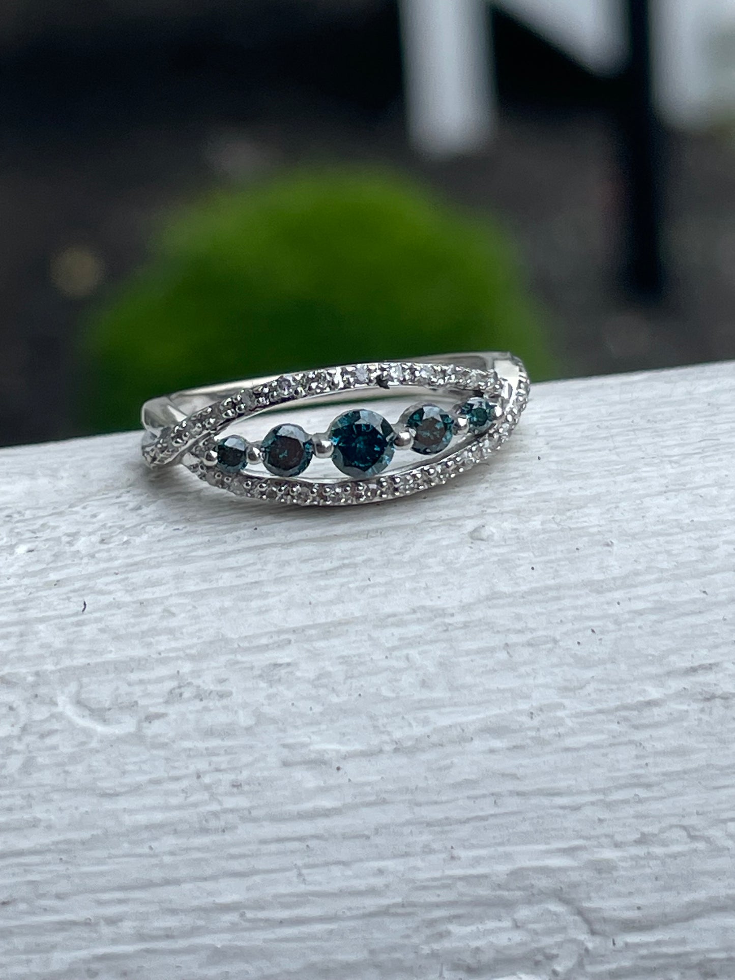 14k White Gold Blue & White Diamond Band Ring Size 6.5