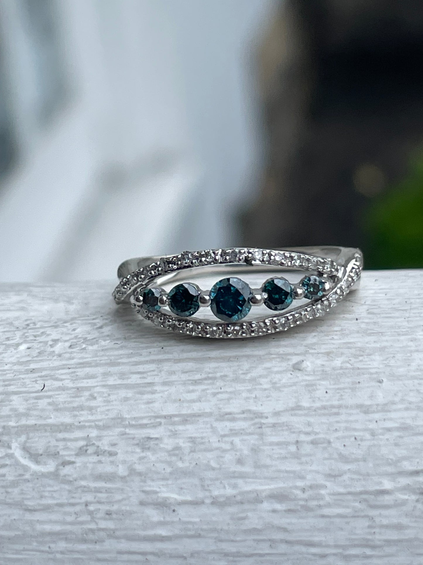 14k White Gold Blue & White Diamond Band Ring Size 6.5