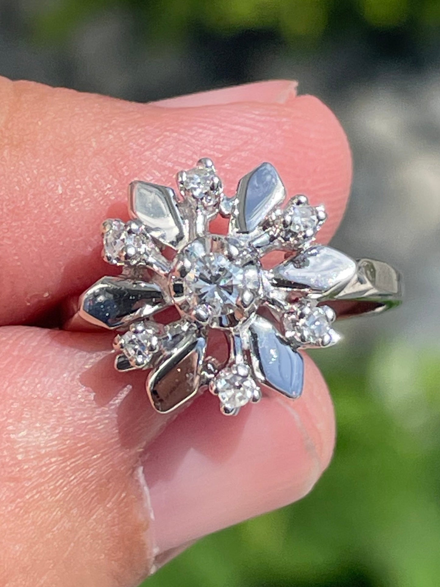 18k White Gold Snowflake / Flower Diamond Ring Size 6