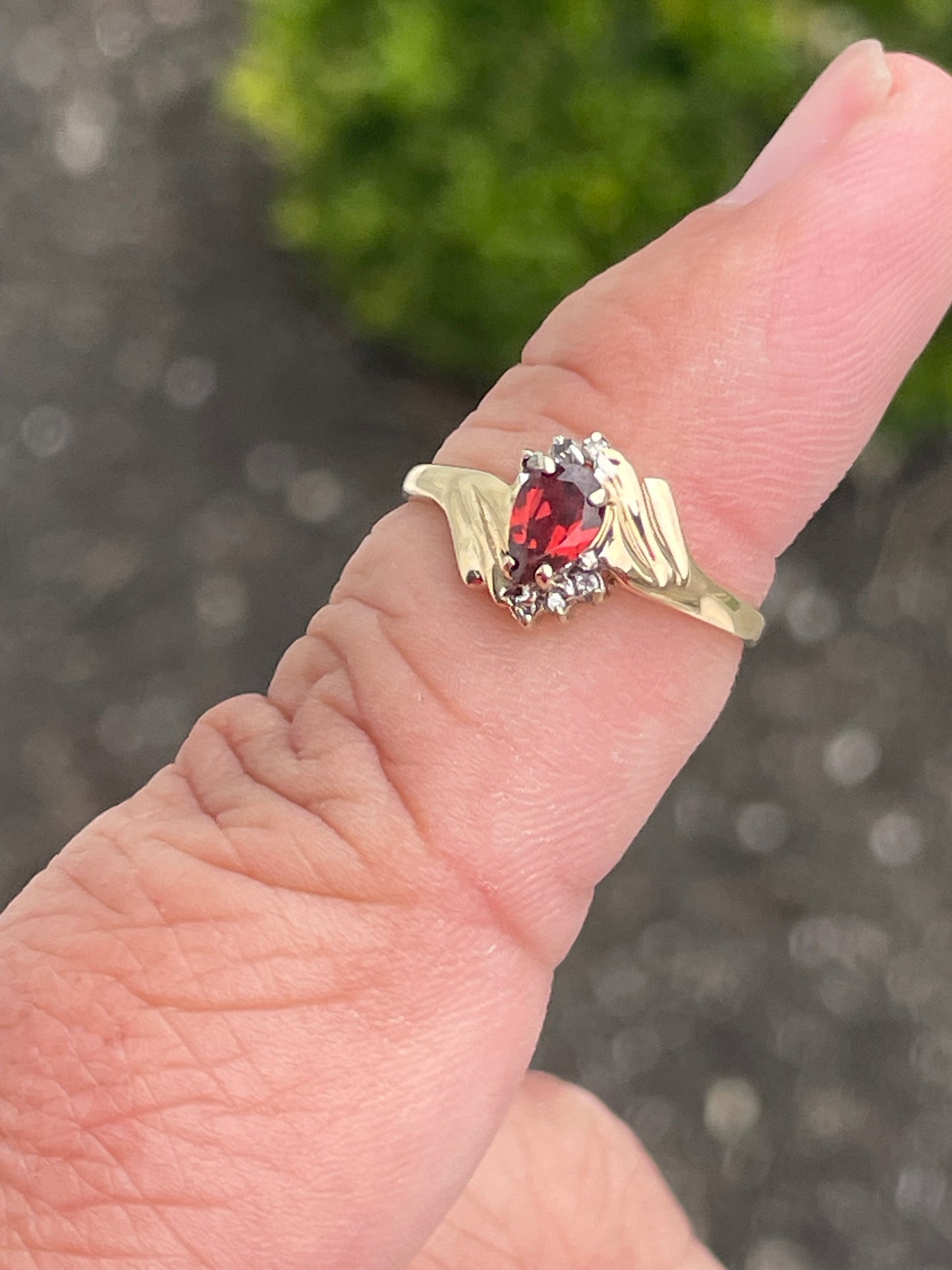 10k Gold Garnet & Diamond Mini Cluster Ring Size 6.5