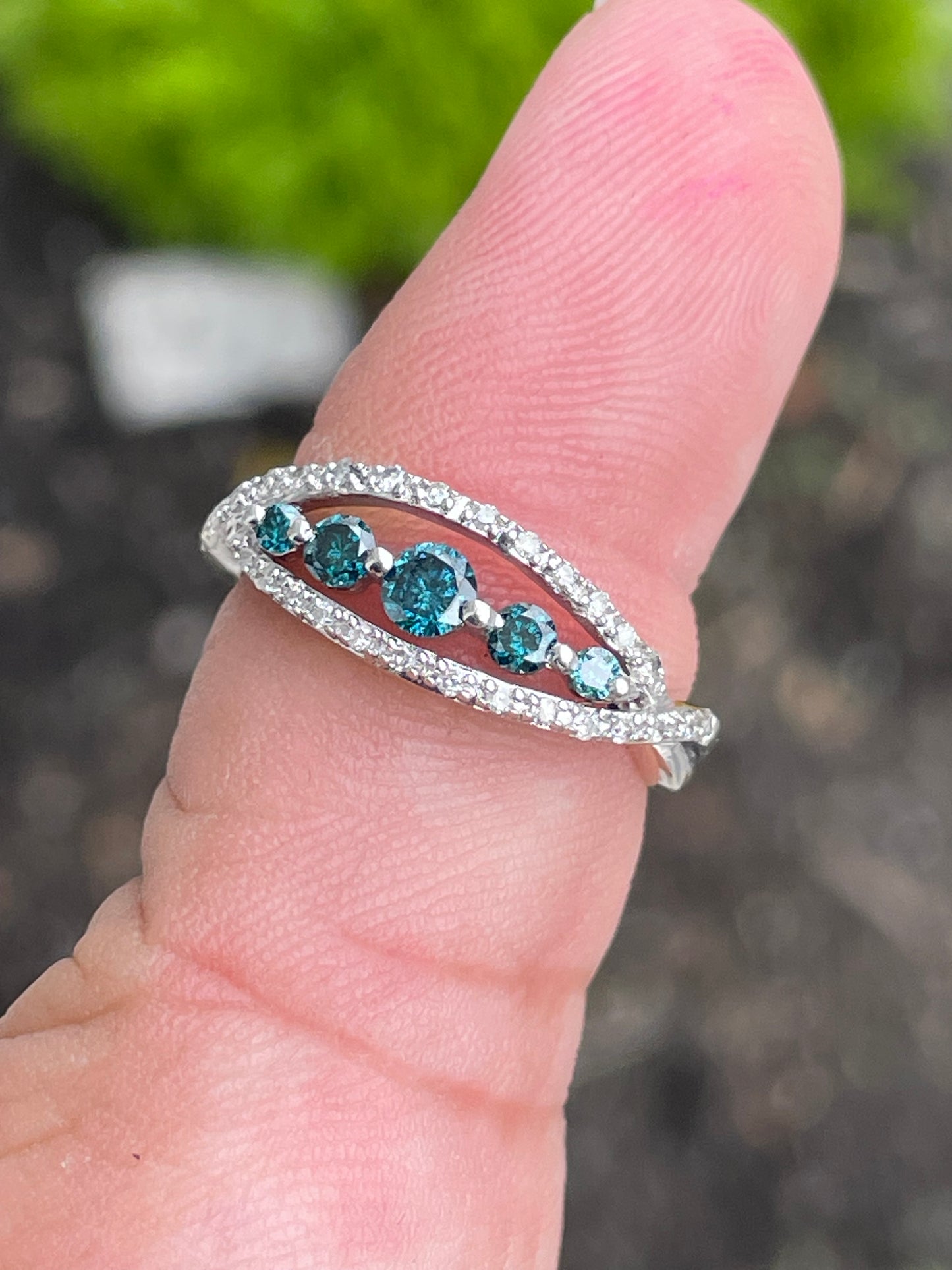 14k White Gold Blue & White Diamond Band Ring Size 6.5