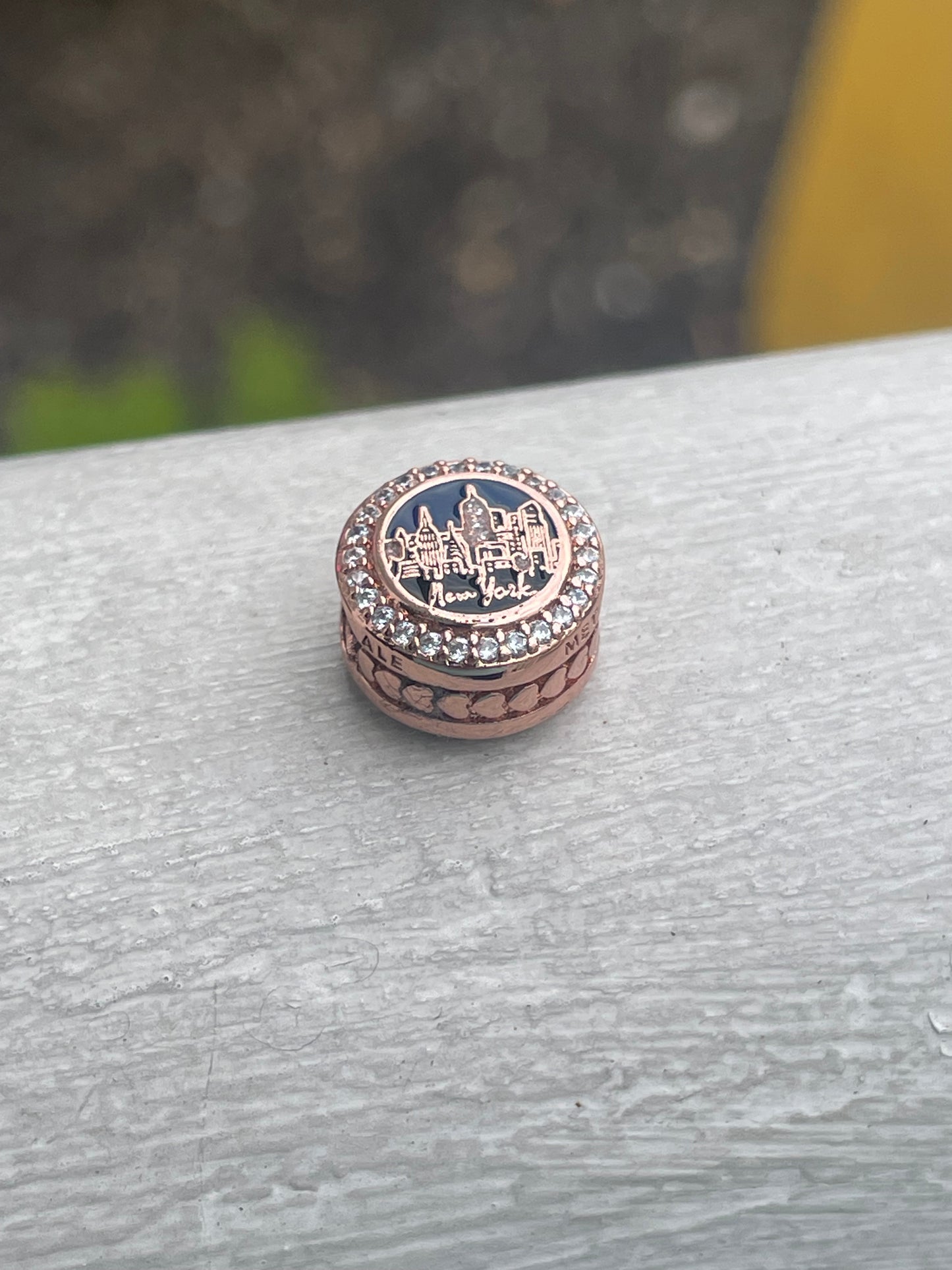Pandora New York City
Exclusive The City That Never Sleeps Rose Gold Signet Travel Charm