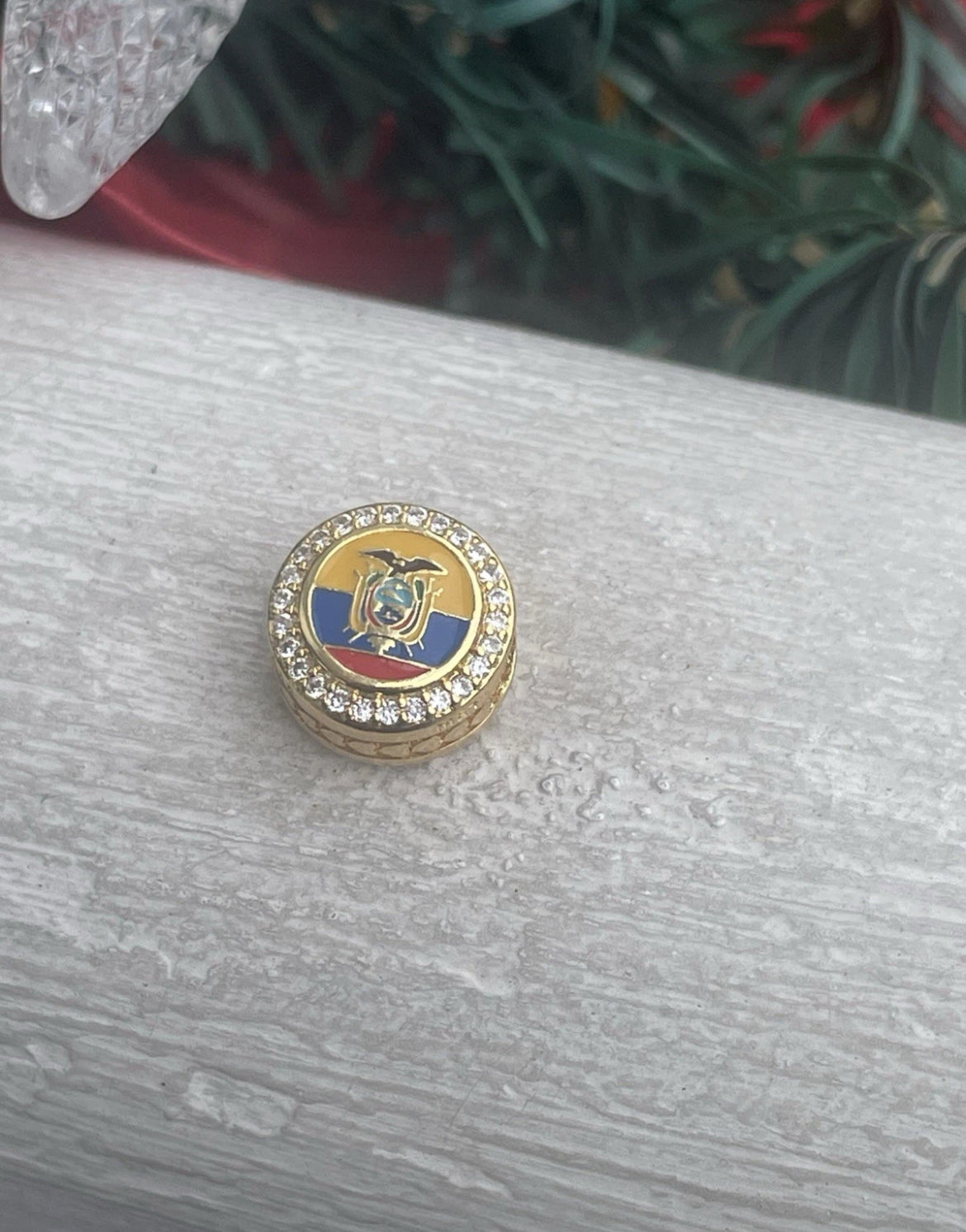 Pandora Ecuador Country Flag Exclusive Travel Round Shine Gold Signet Charm