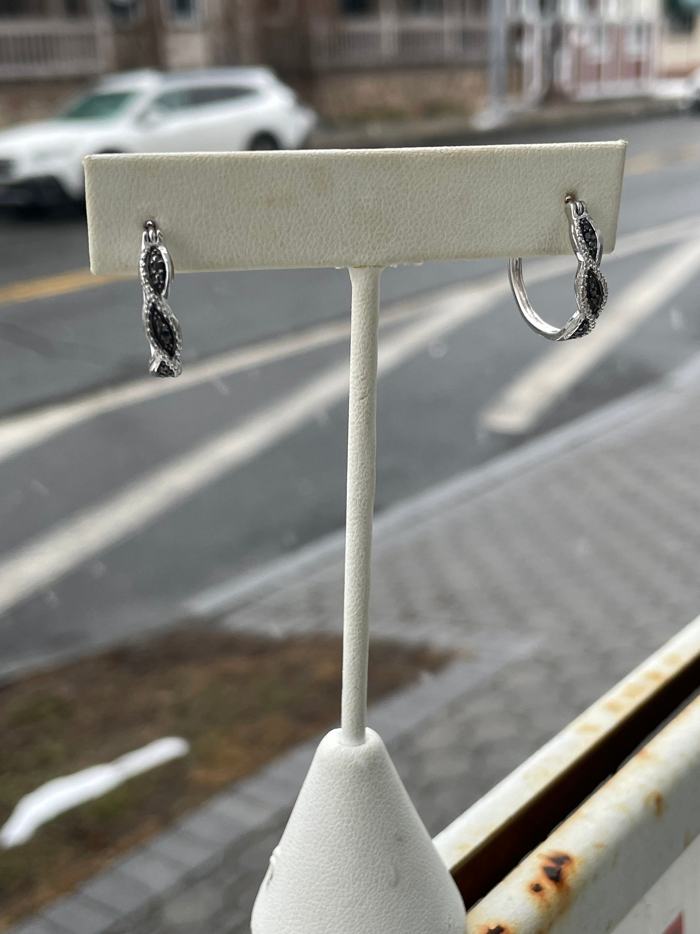 925 Sterling Silver Black & White Infinity hoop earrings (K51)