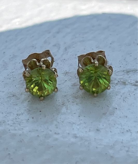 14k Gold .50ct Vintage Peridot Buttercup Setting Stud Earings