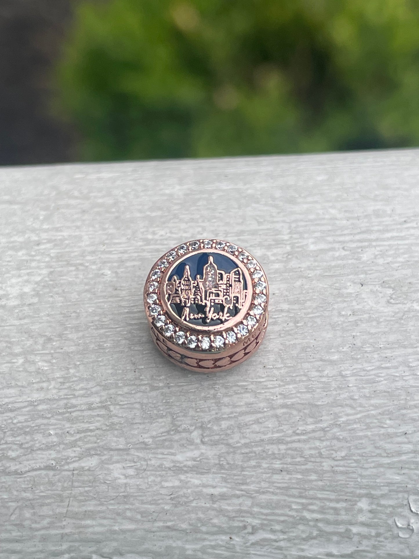 Pandora New York City
Exclusive The City That Never Sleeps Rose Gold Signet Travel Charm