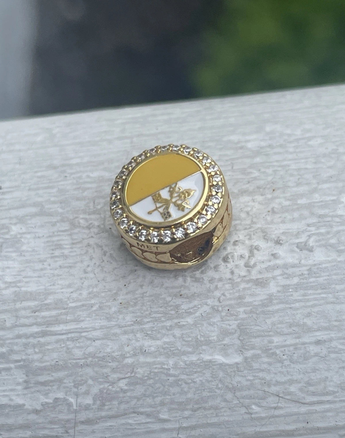 Pandora Vatican Exclusive Flag Shine Gold Round Signet Travel Charm