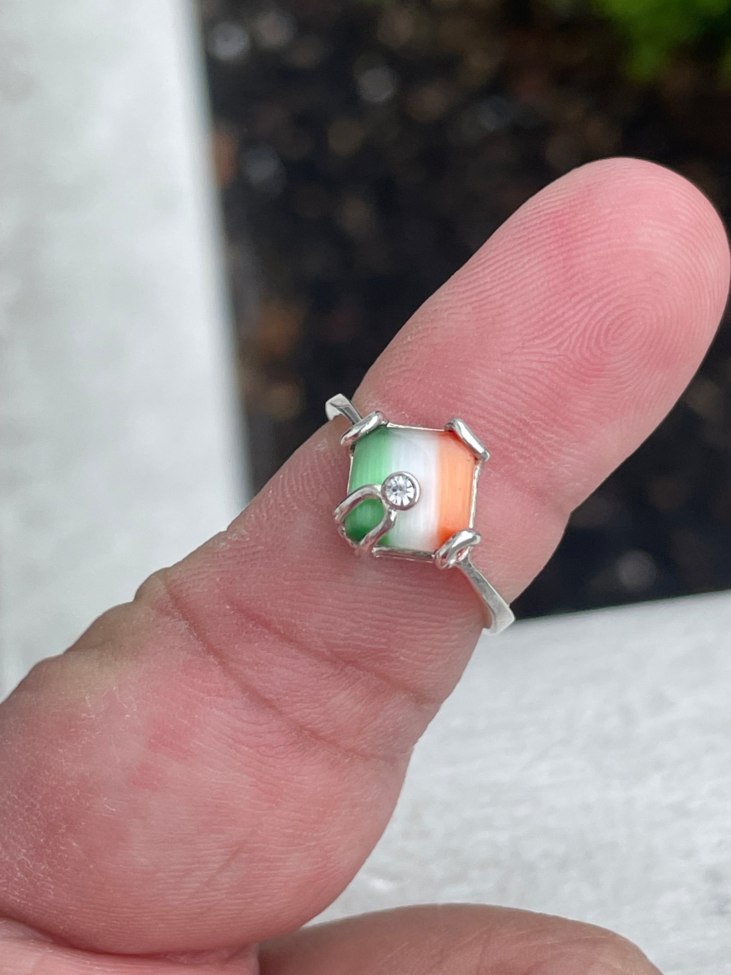 Designer Kar 925 Sterling Silver Dyed Mother of Pearl Ireland Flag Irish Pride Ring Size 7.5