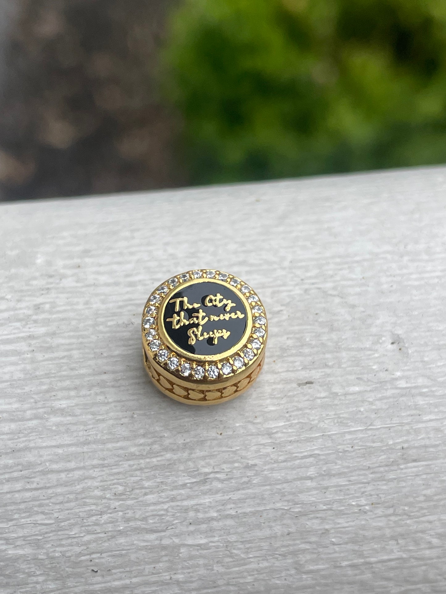 Pandora New York City
Exclusive The City That Never Sleeps Shine Gold Signet Travel Charm