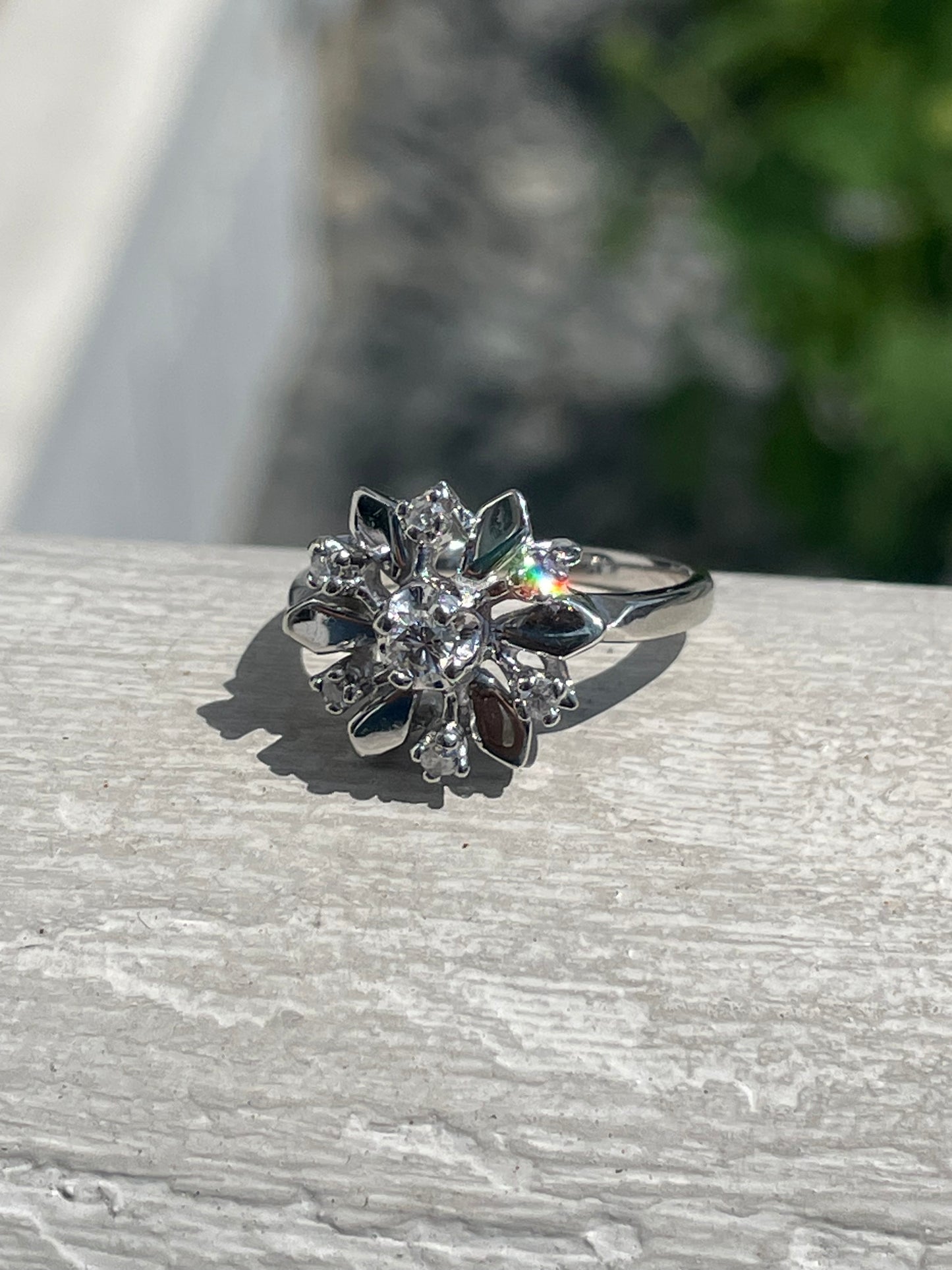18k White Gold Snowflake / Flower Diamond Ring Size 6