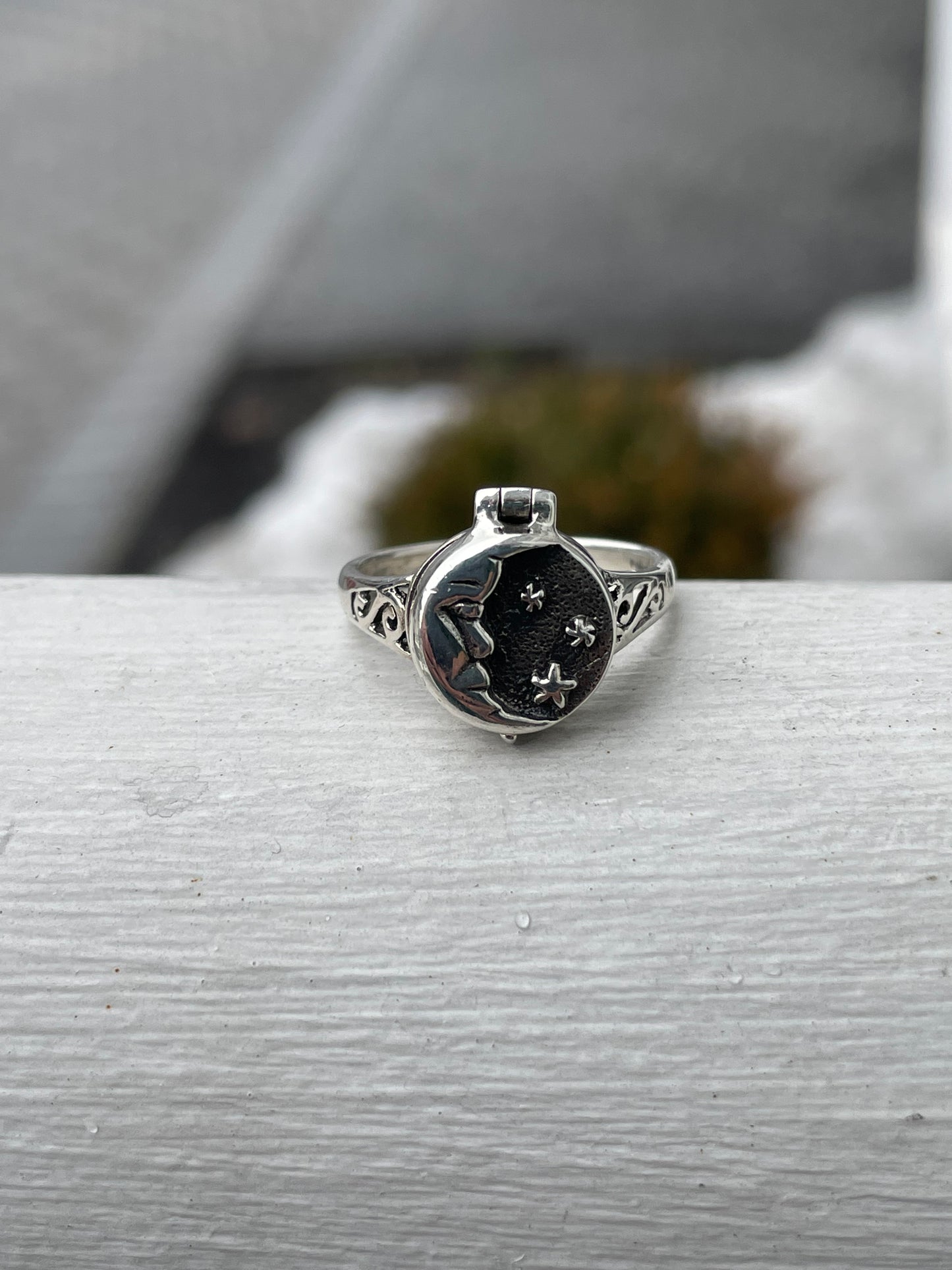 925 Sterling Silver Moon & Stars Poison Ring Size 8 (K20)