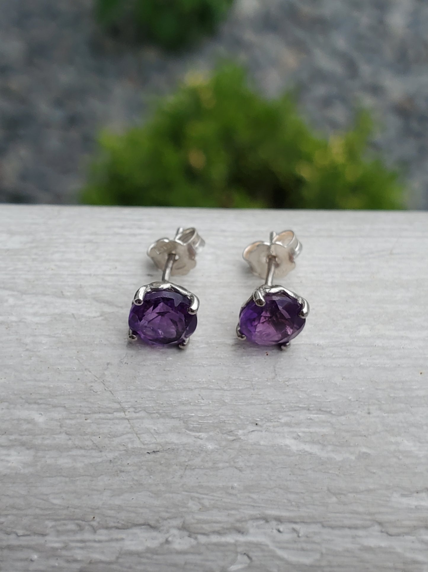 925 Sterling Silver 1.00 tcw 5mm Narural Amethyst Basket Heart Setting Stud Earrings