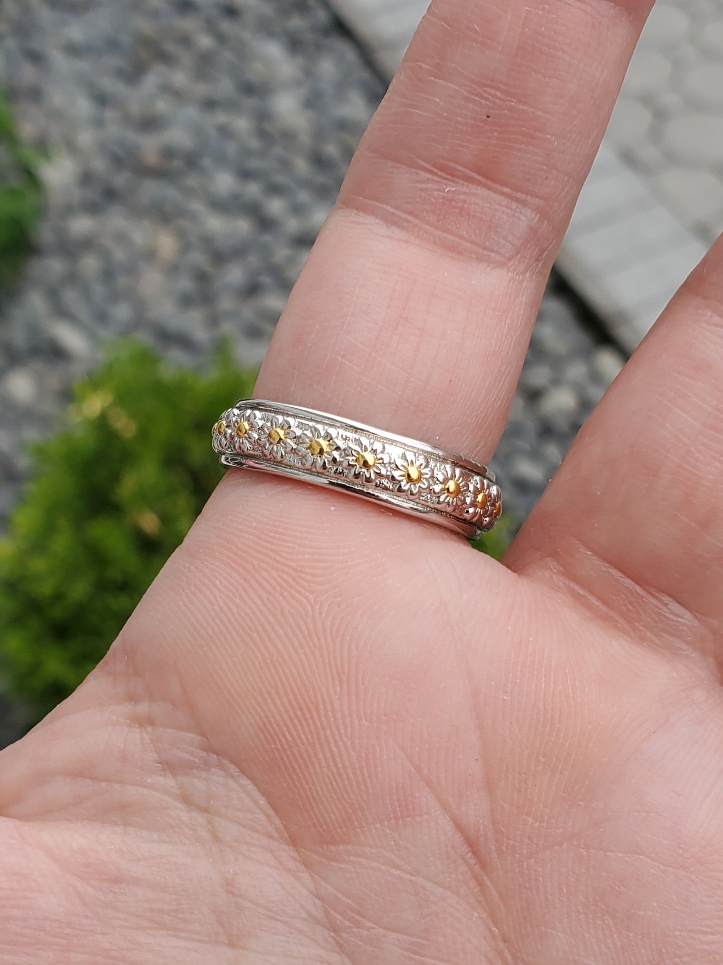 925 Sterling Silver "You Are My Sunshine" two-tone Daisy Eternity Band Ring