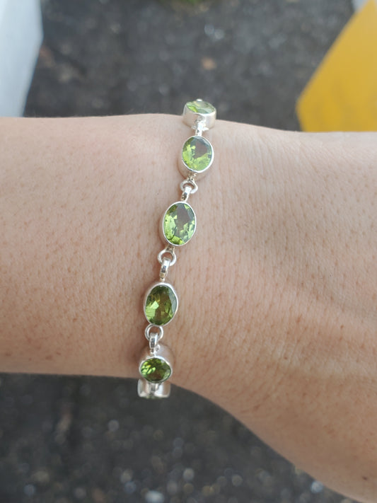 925 Sterling Silver Ladies Genuine 4 tcw Peridot Bezel Set Toggle Lock Bracelet