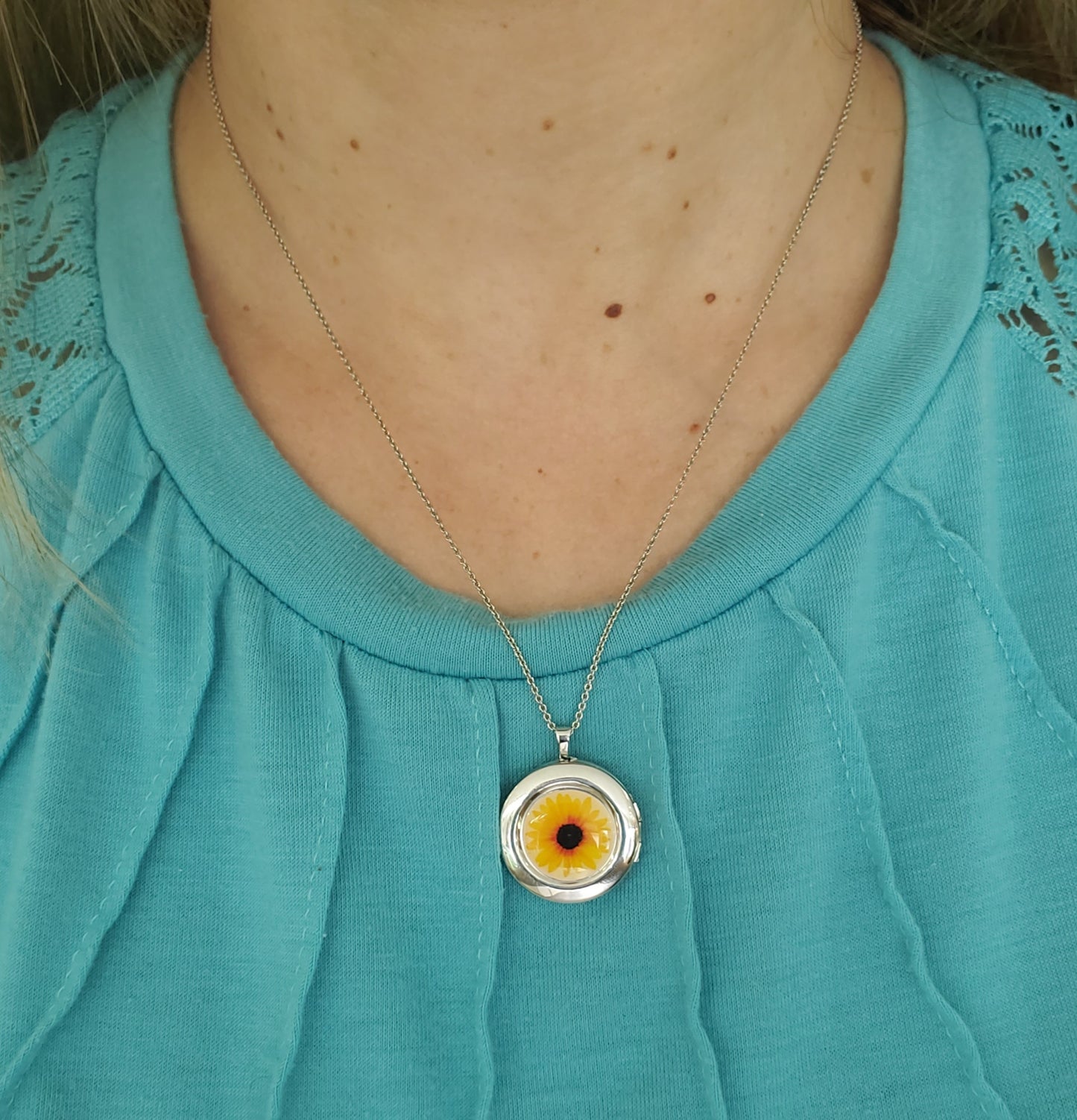 925 Sterling Silver Daisy / Sunflower Locket Necklace
