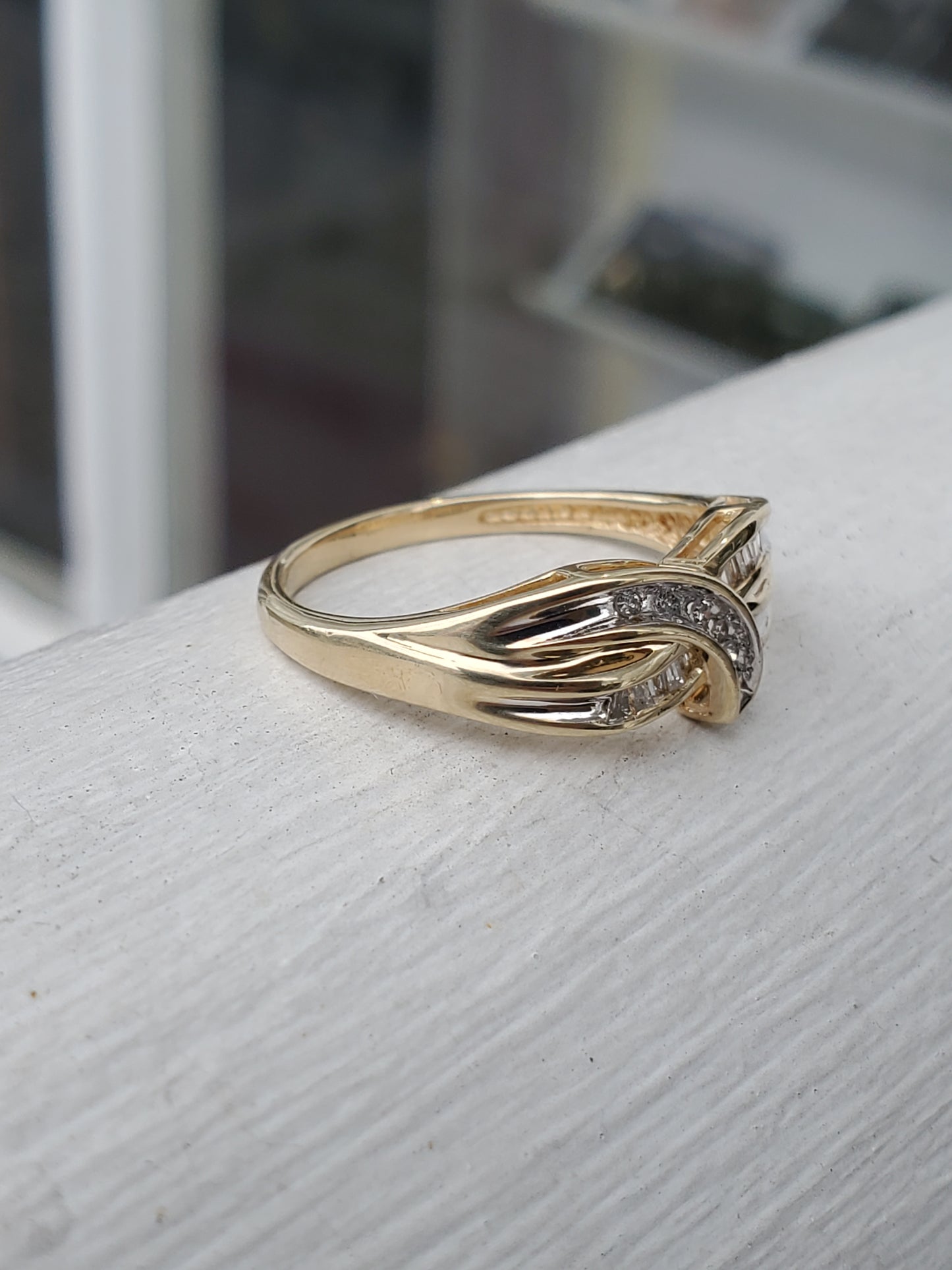 10k Solid Yellow Gold Ladies Criss Cross Natural Diamond Band Ring