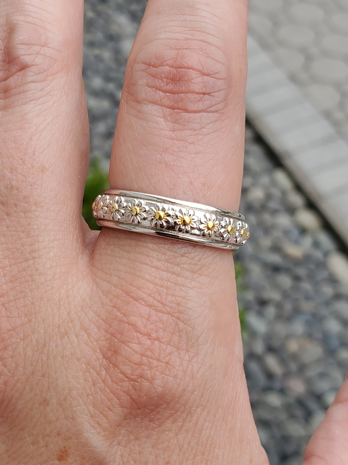 925 Sterling Silver "You Are My Sunshine" two-tone Daisy Eternity Band Ring