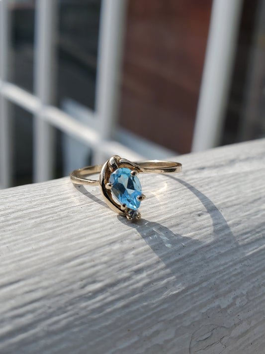10k Solid Gold .25 tcw Blue Topaz & Diamond Solitare Ring