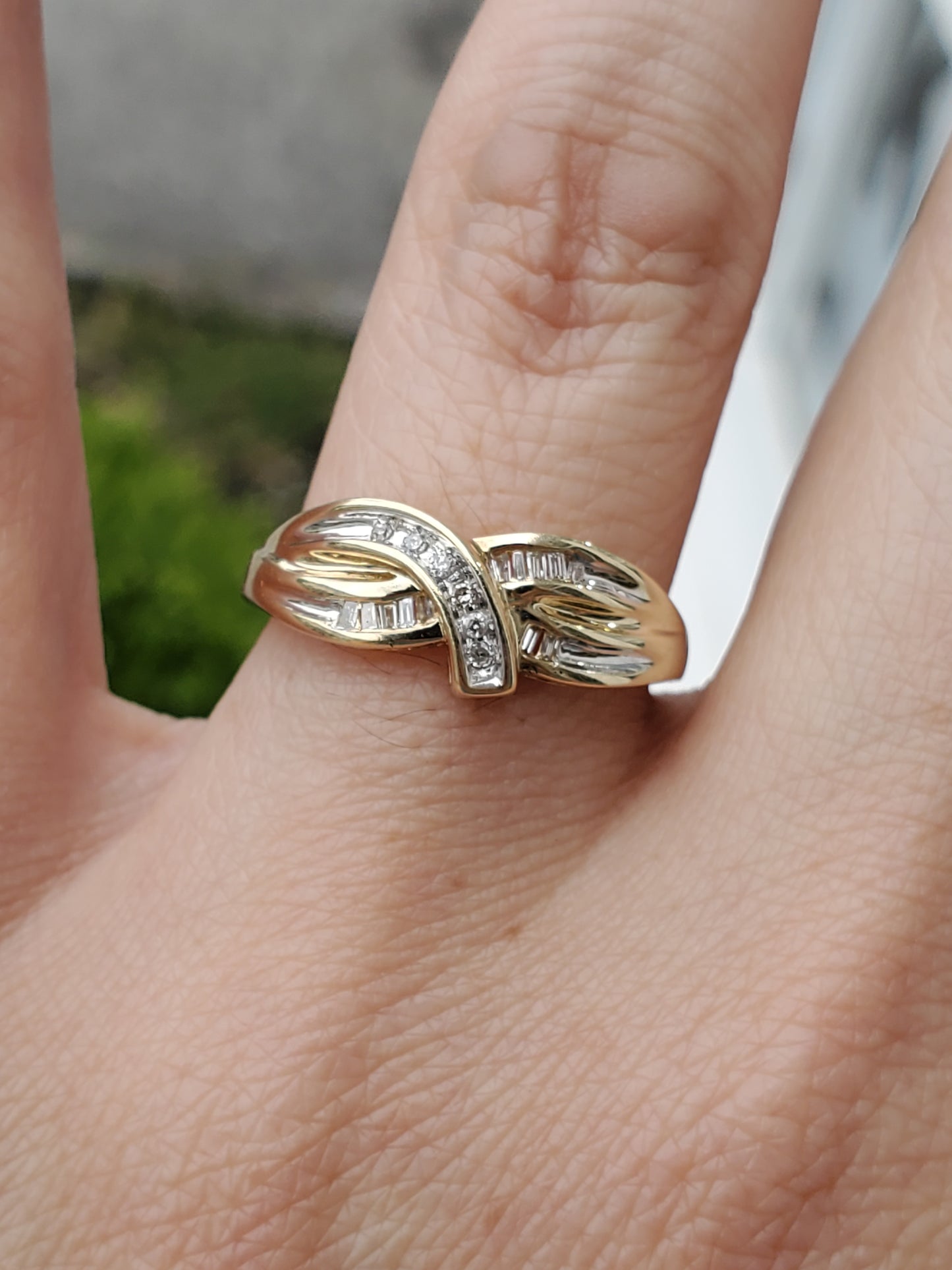 10k Solid Yellow Gold Ladies Criss Cross Natural Diamond Band Ring
